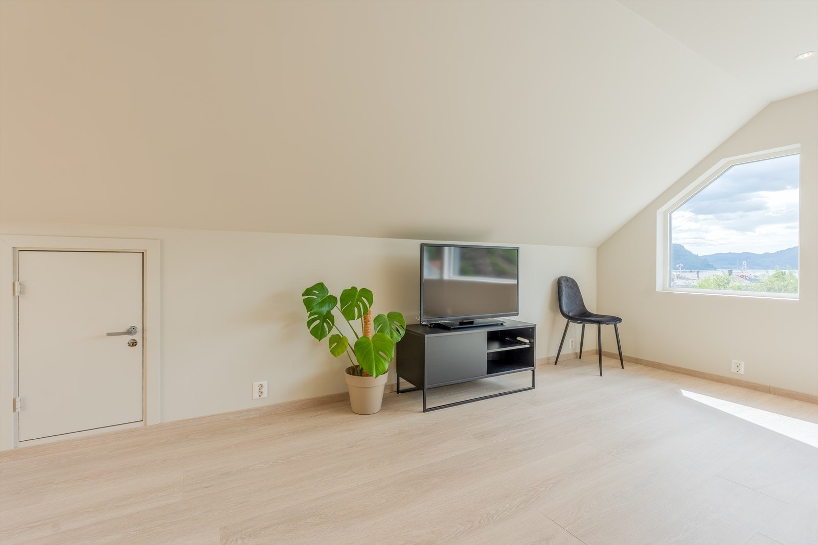 Loftsstue - lagringsplass i knekott Galleribilde