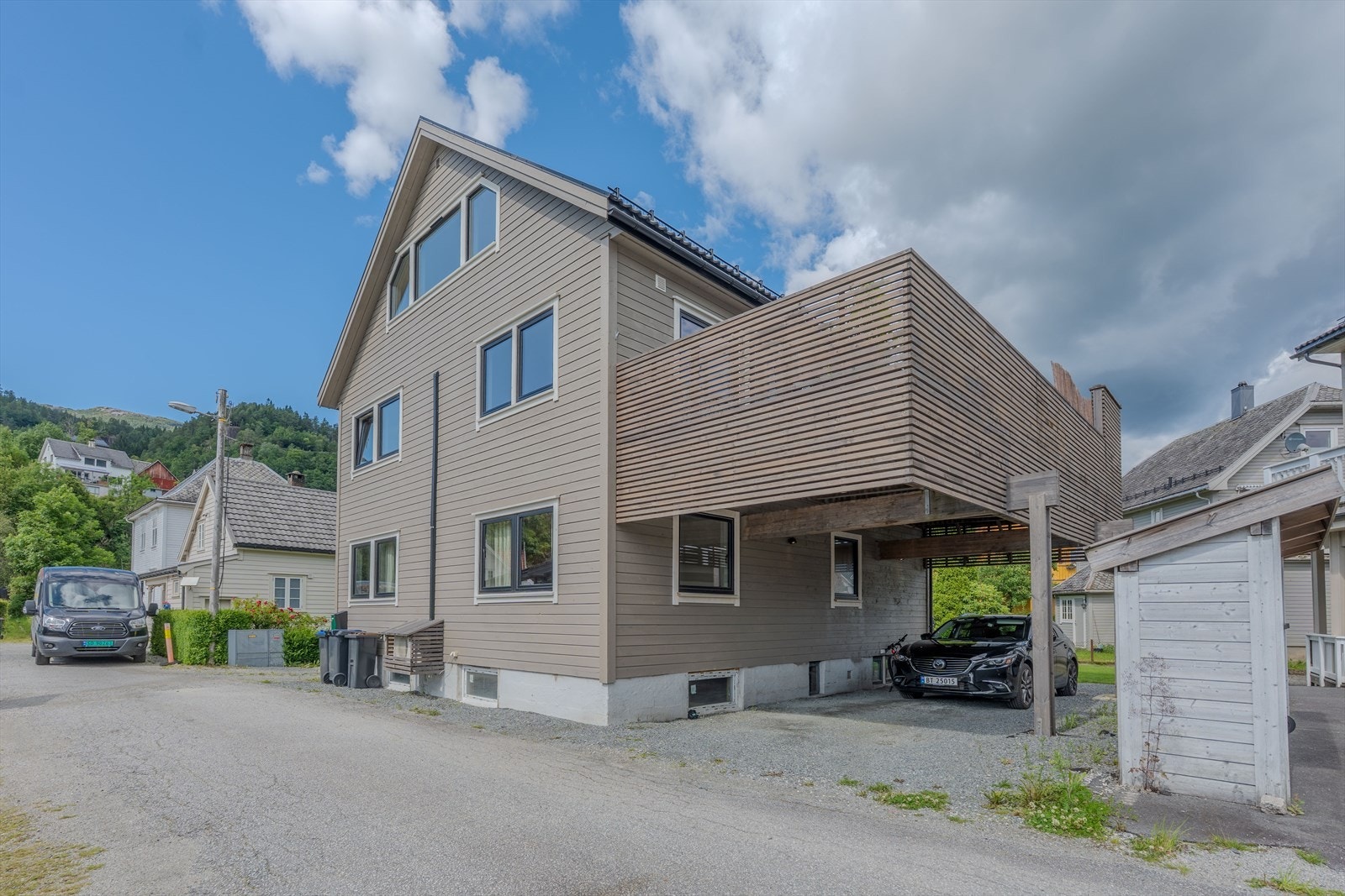 Fasade med carport tilhørende leiligheten Galleribilde