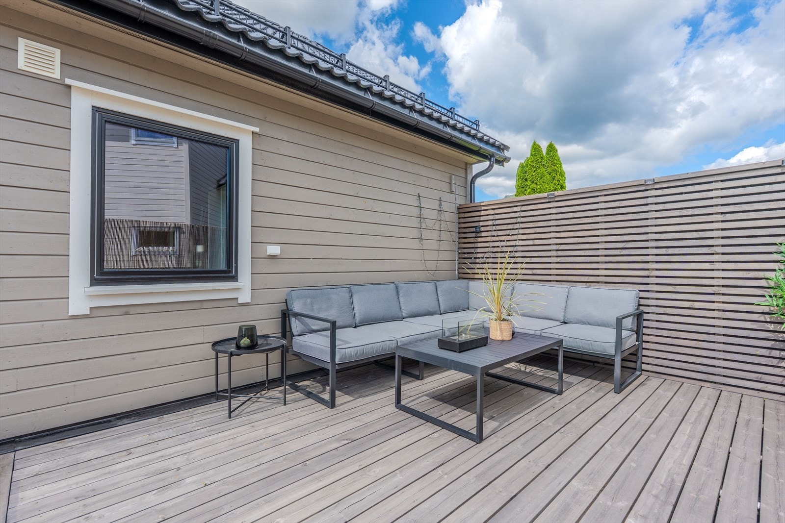 Romslig og solrik balkong Galleribilde