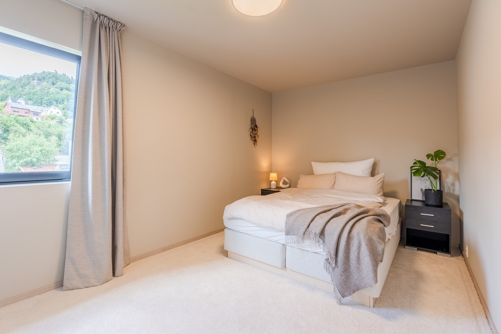 Hovedsoverom med teppe på gulv Galleribilde