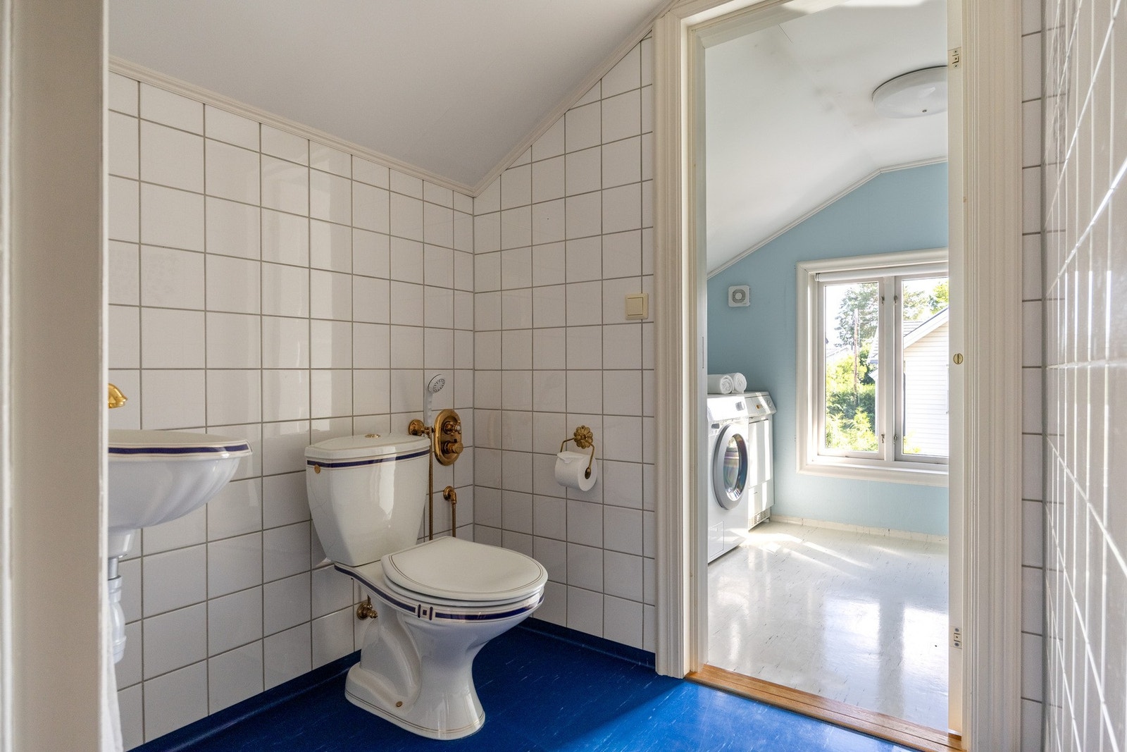Toalettrom i 2. etasje med tilkomst til vaskerom. Galleribilde