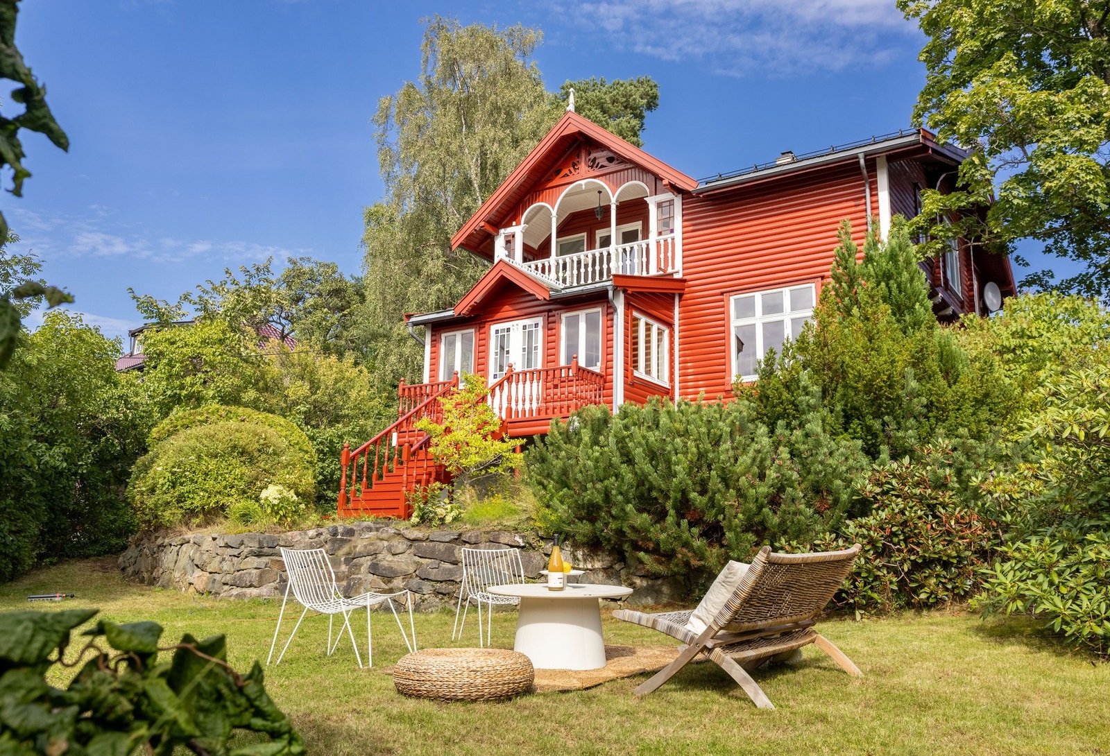 Sjelden anledning på en av Oslos mest atrraktive adresser, men intern beliggenhet, fjordutsikt og frodige omgivelser. Galleribilde