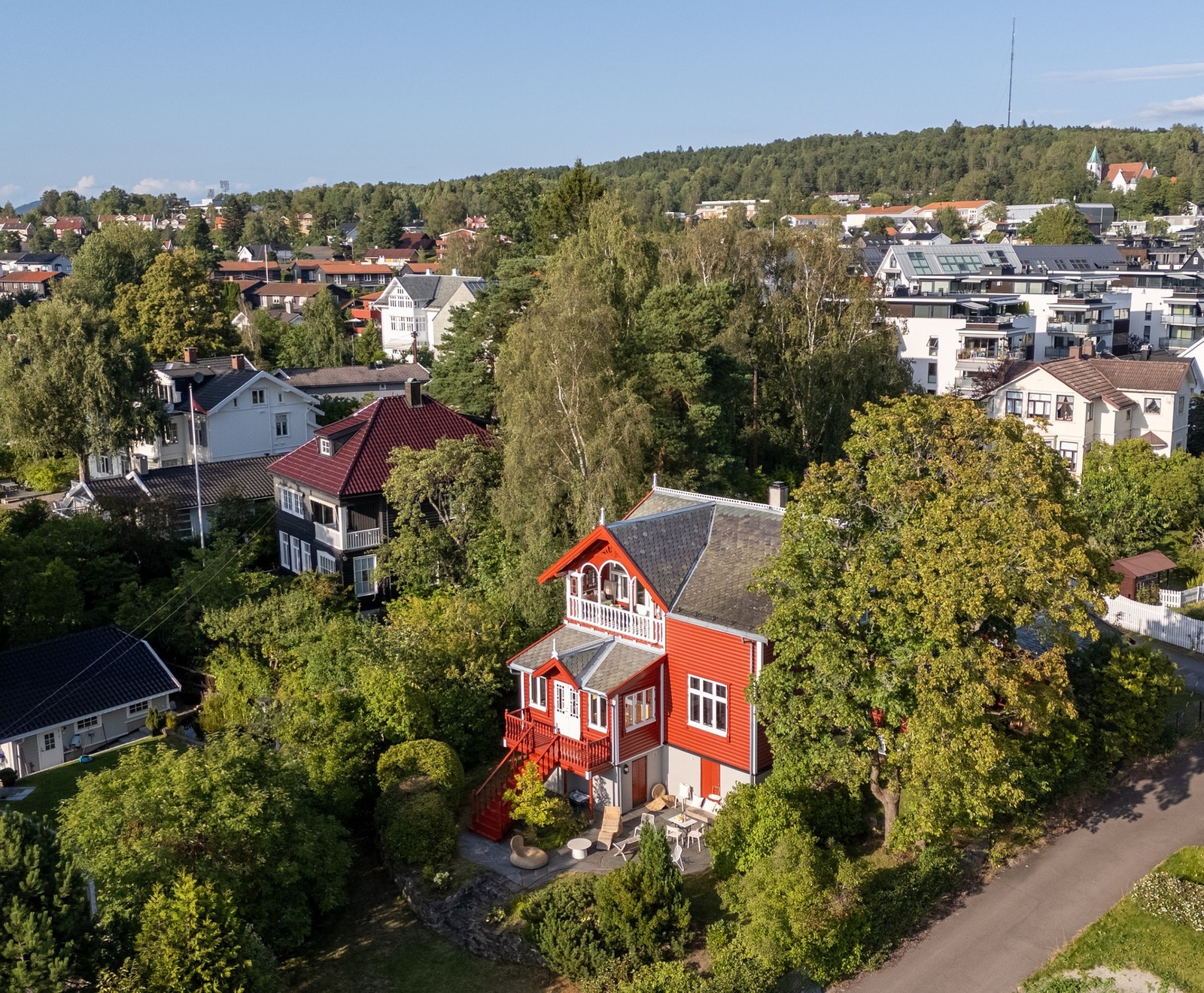 Her bor man med kort avstand til daglige servicetilbud, skoler av alle trinn og offentlig kommunikasjon. Galleribilde