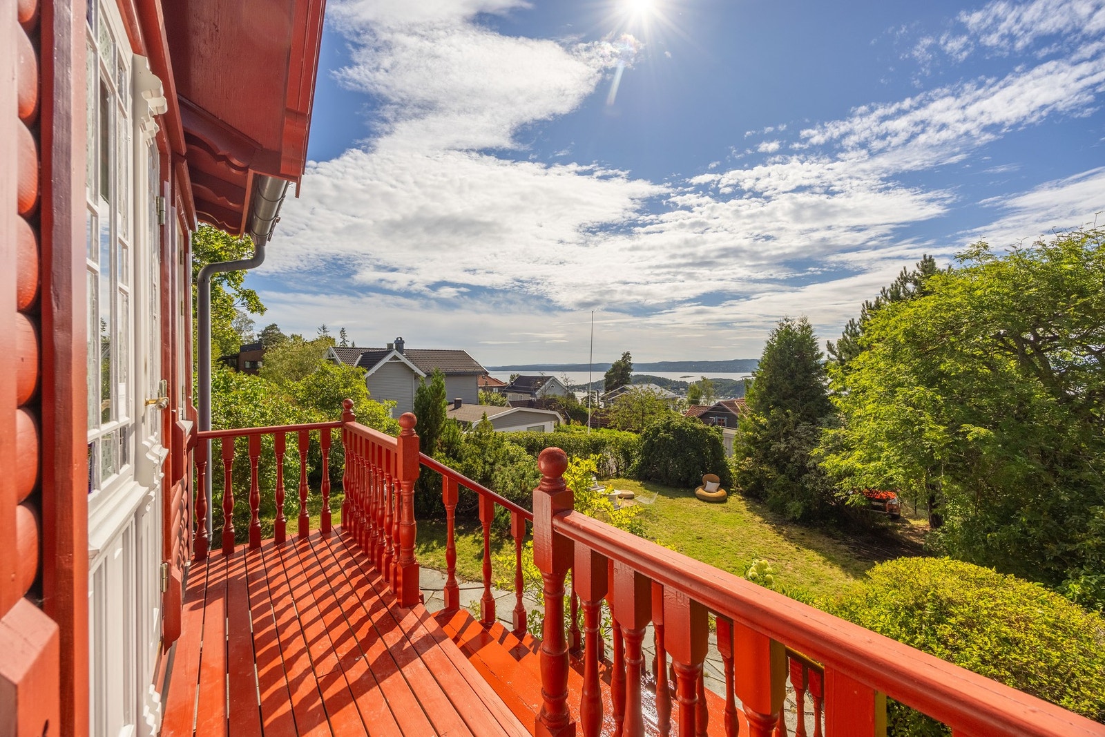 Herskapelig sveitservilla over tre plan med fantastisk fjordutsikt, usjenert i blindvei ved Holtet. Galleribilde