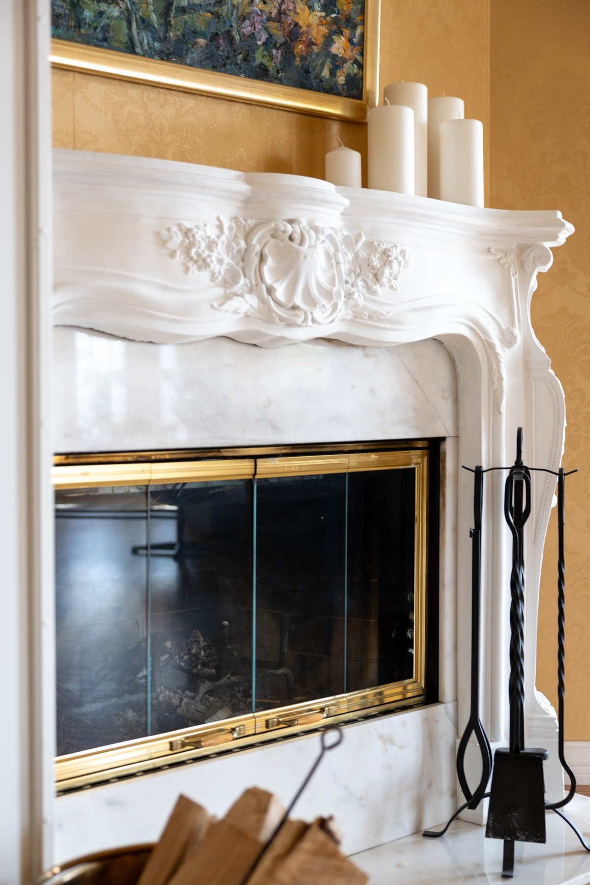 Peisinnsats med omramming og dekkplate på gulv i marmor i stue 1. etasje. Galleribilde