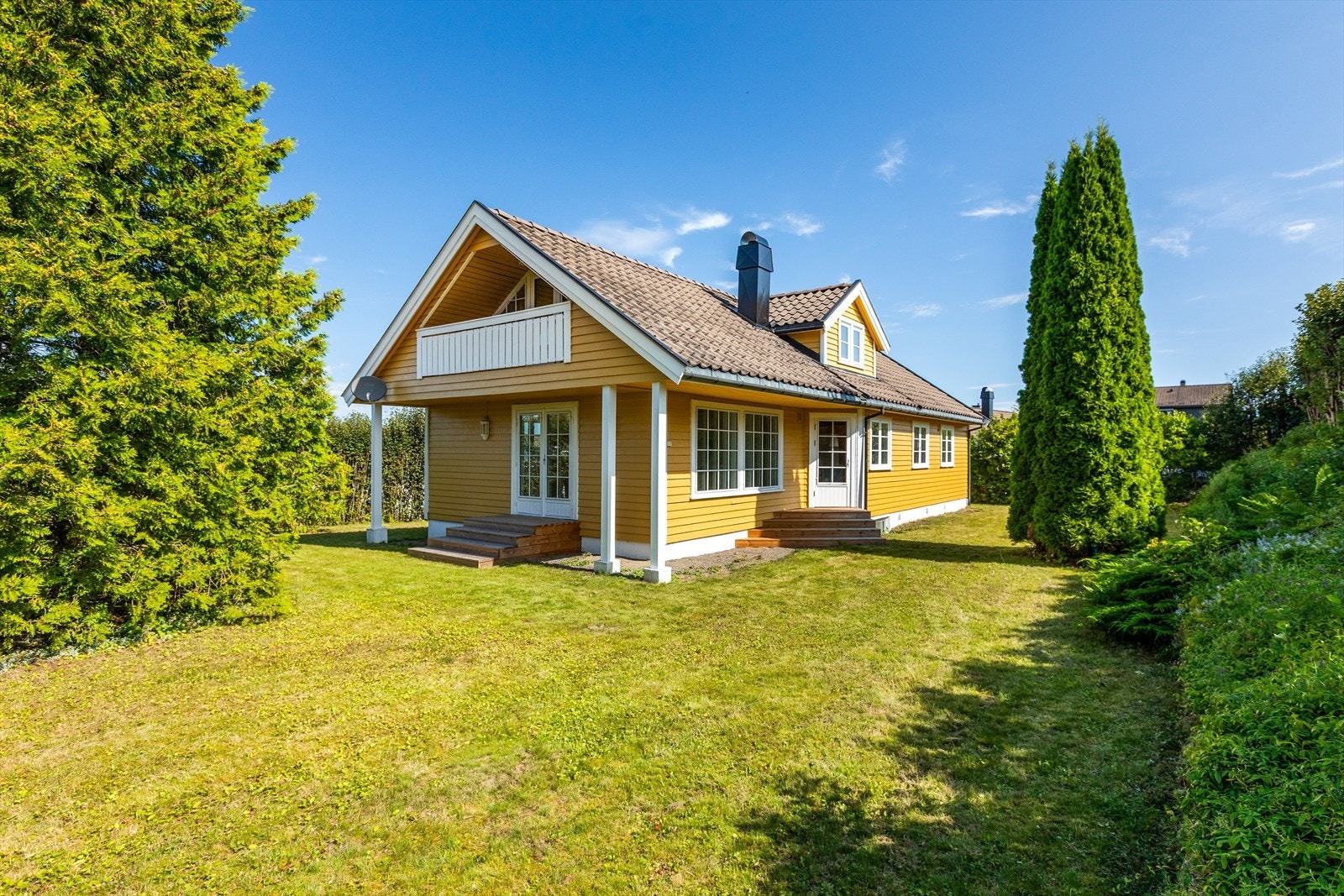 Tomten er solrik og har en flott skjermet hage med diverse beplantning. Galleribilde