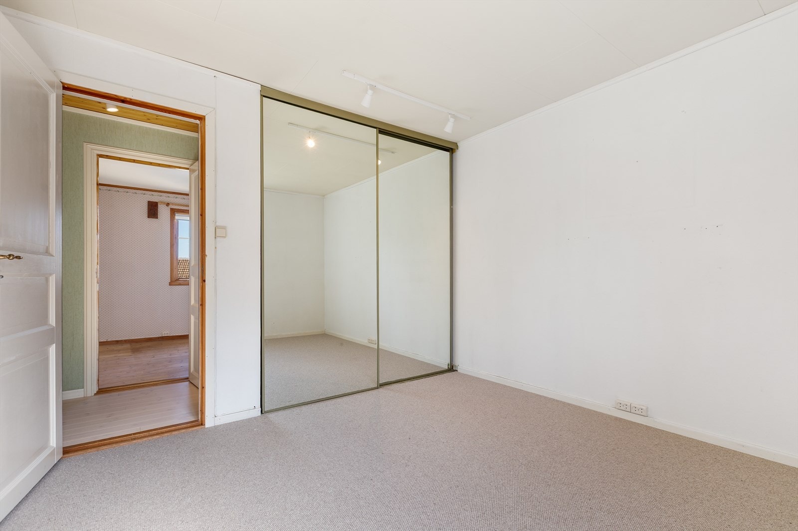 Boligen har 3 soverom. Hovedsoverommet har skyvedørsgarderobe og nytt teppe på gulv. Galleribilde