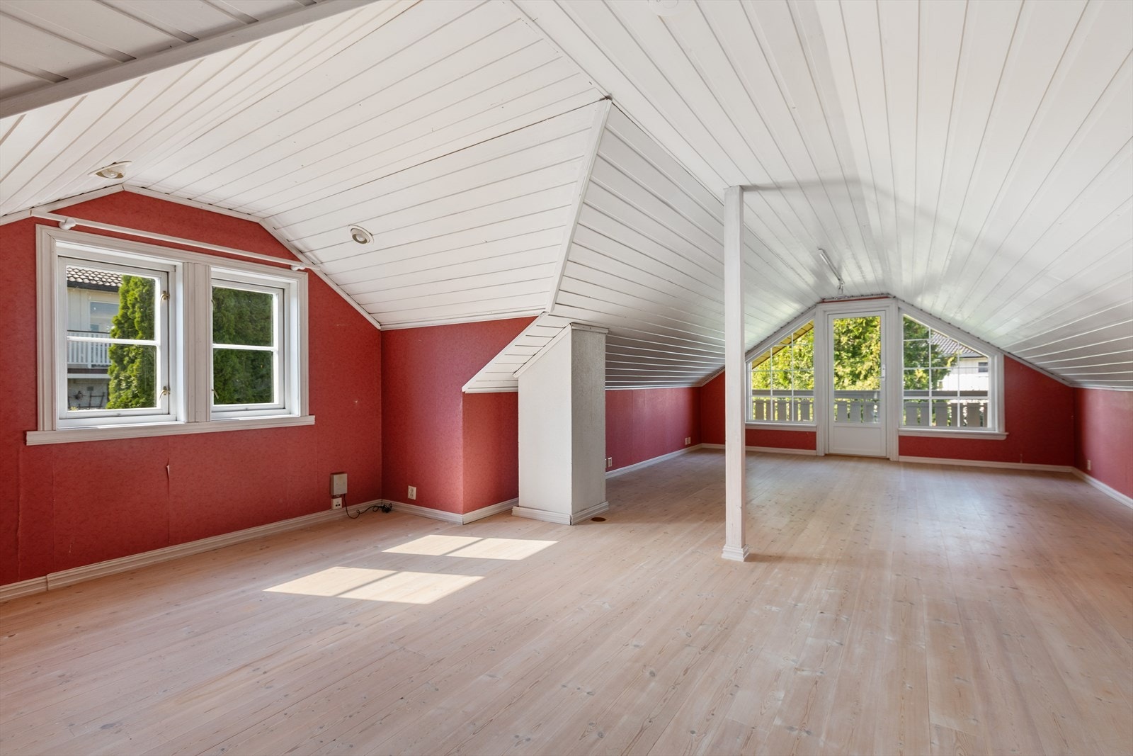 Boligen har en stor loftstue med ny balkongdør og et nytt Velux vindu. Galleribilde
