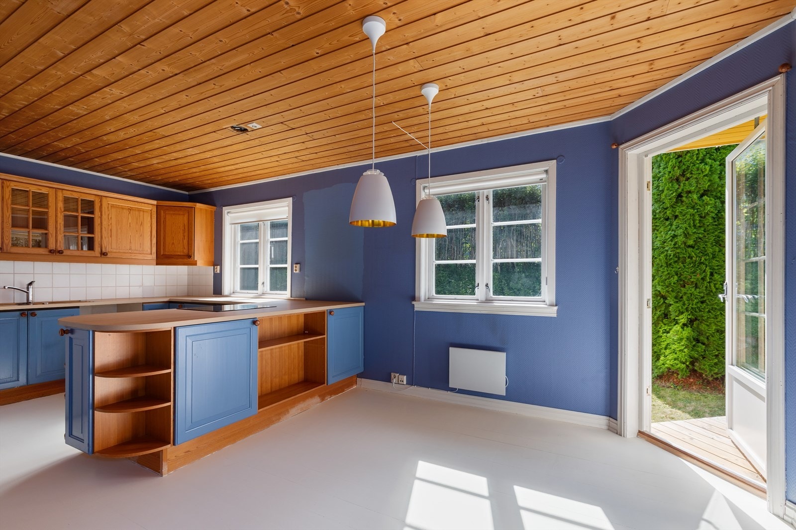 På vinduer er det montert rullgardiner fra Luxaflex og det er nyslipt og malt tregulv. Galleribilde
