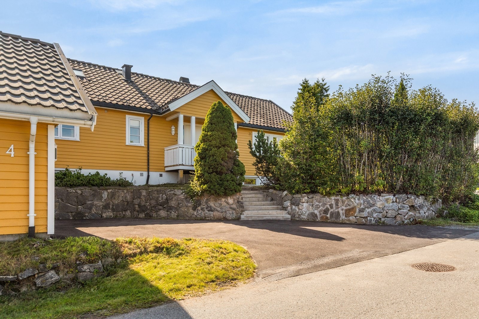Gårdsplassen er asfaltert og det er støpt ny trapp fra gårdsplass og opp til huset. Galleribilde