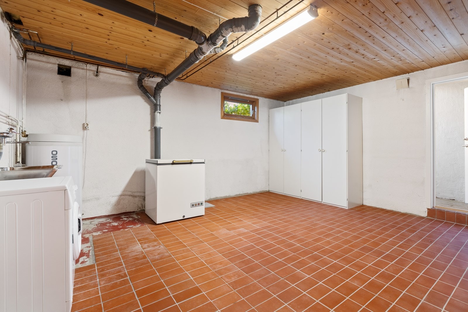 Vaskerommet har ny varmtvannsbereder, vaskekum og blandebatteri. Galleribilde