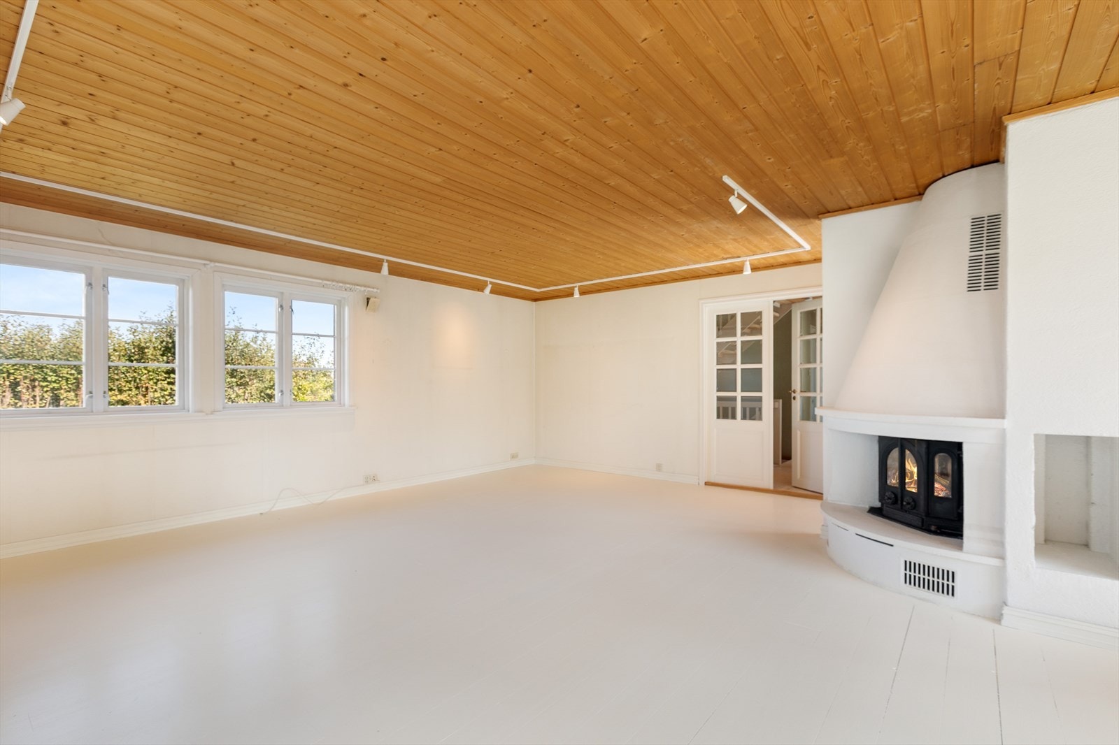 Nye skinner med spoter i stue og hall er montert. Galleribilde
