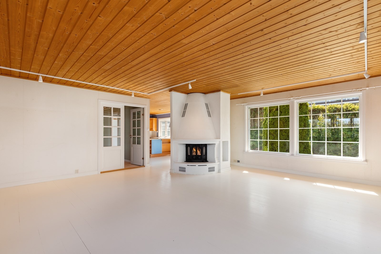 Stuen er av generøs størrelse og byr på flere møbleringsmuligheter. Galleribilde