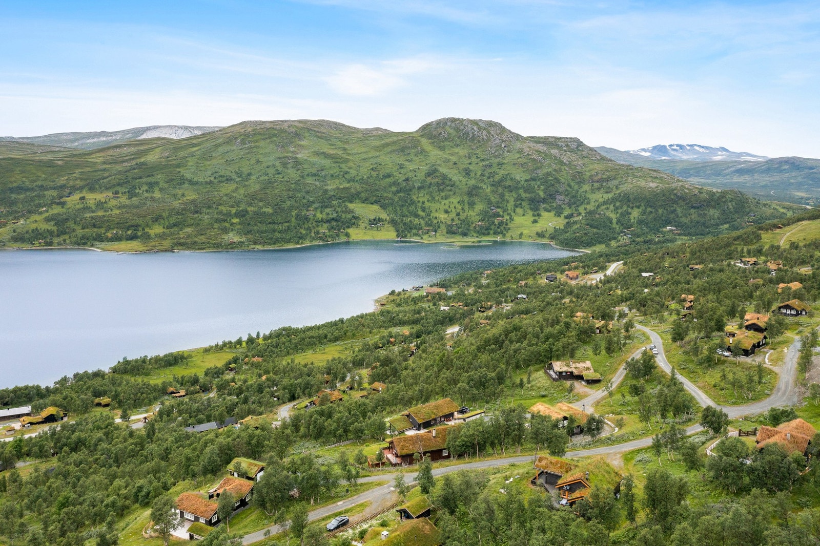 Hytten ligger øverst i Trøaenget med god utsikt og gode solfhorhold. Galleribilde