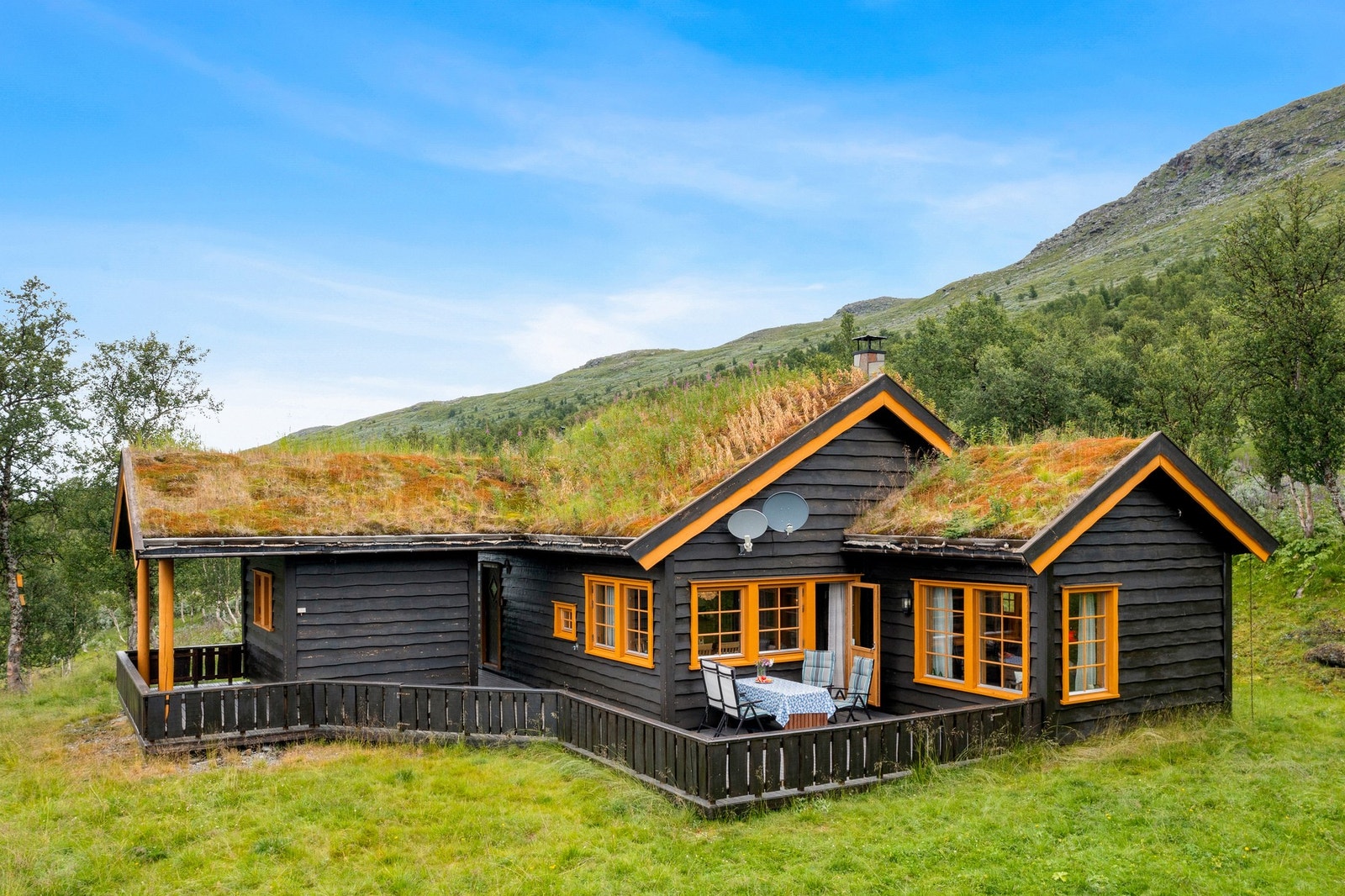 Hytten ligger høyt i terrenget med en meget flott utsikt. Galleribilde