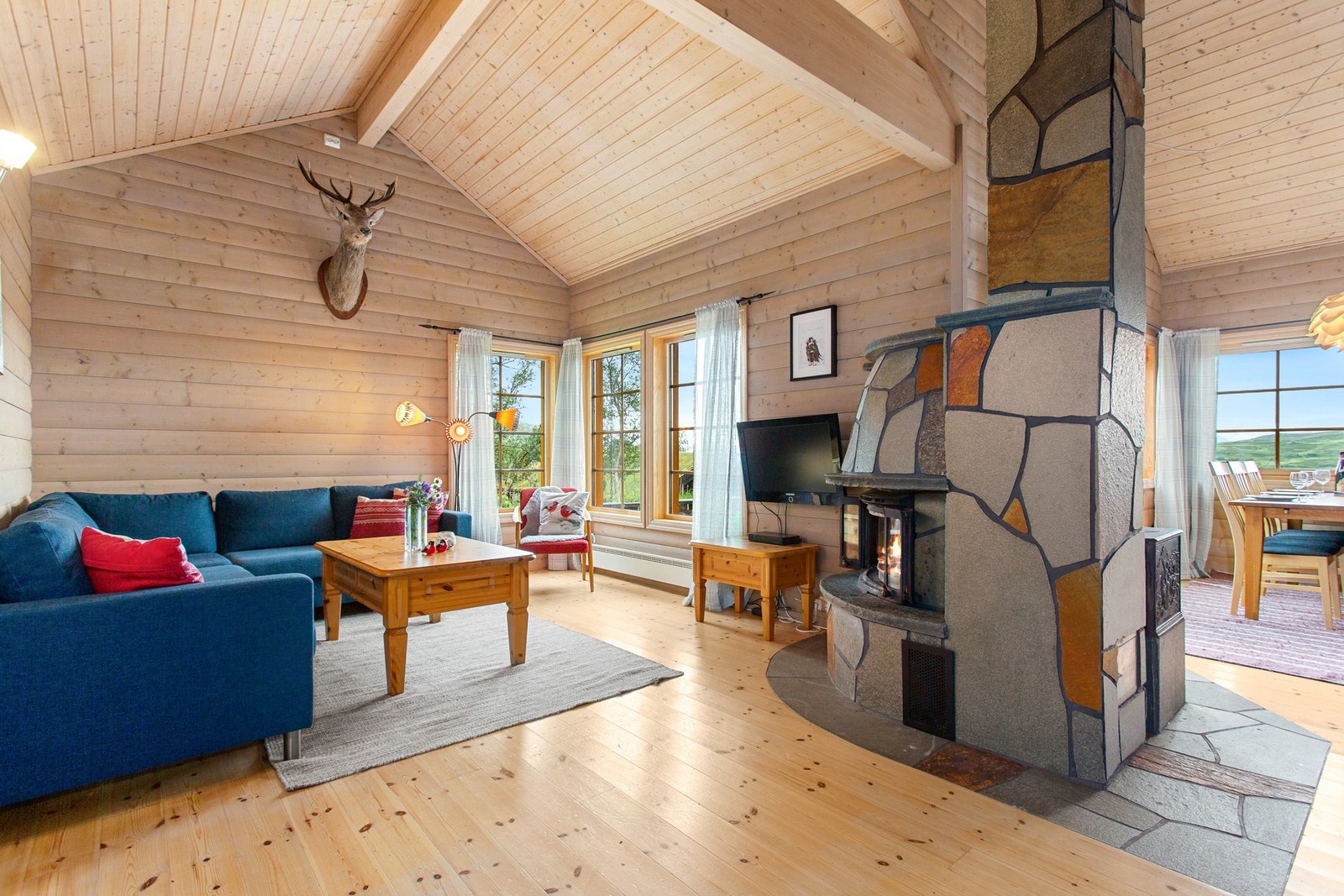 Stue mot spisestue. Galleribilde