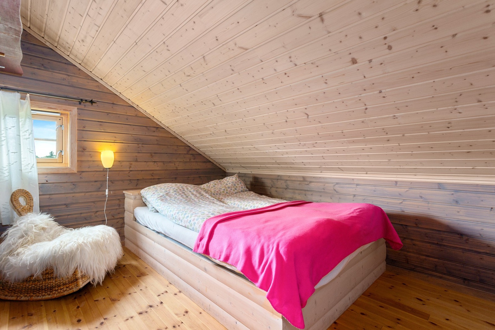 Innredet rom på loft som i dag er benyttet til soveplass. Galleribilde