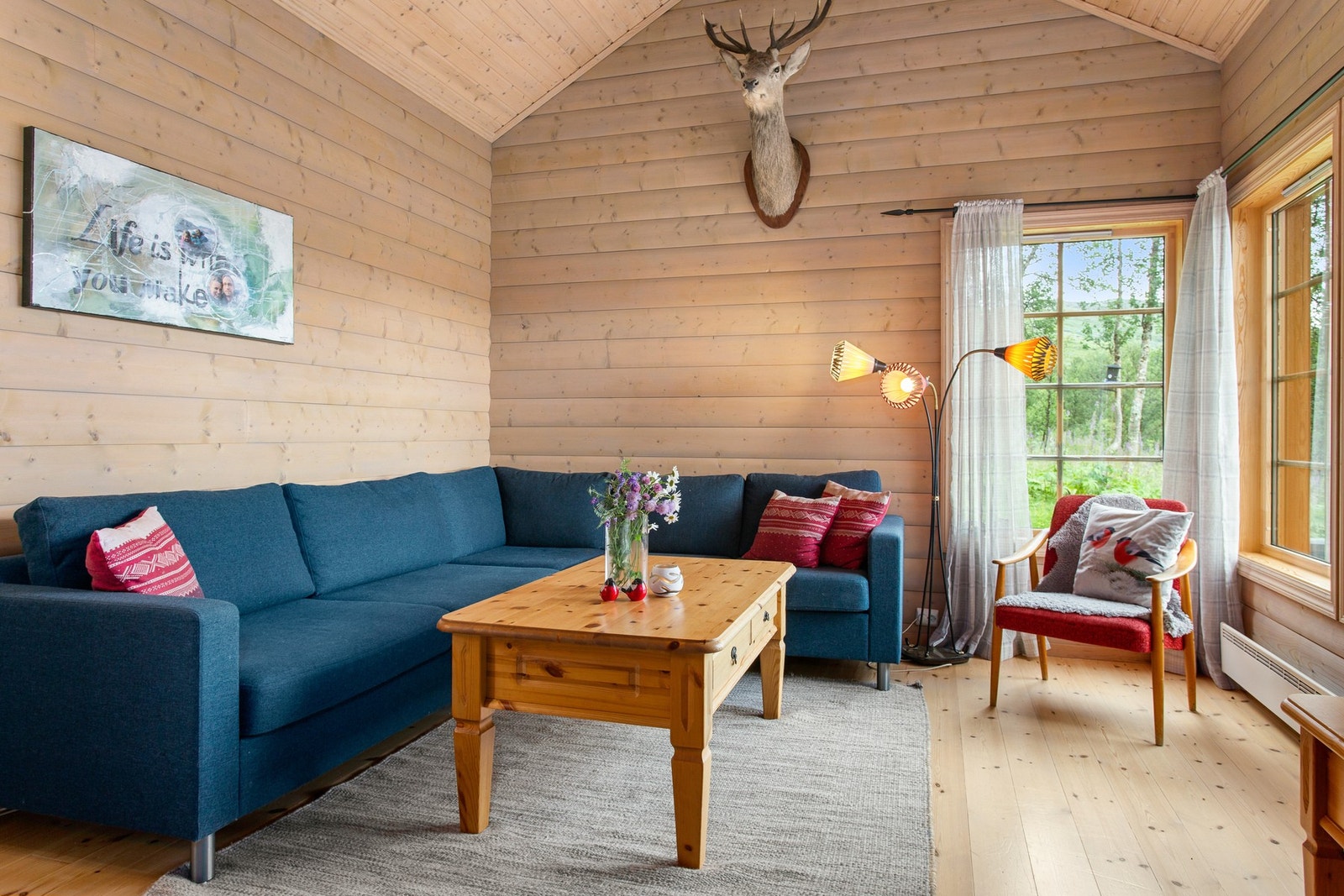 Fra sofagruppen har man store vindu som gir godt med lysinnslipp og god utsikt. Galleribilde