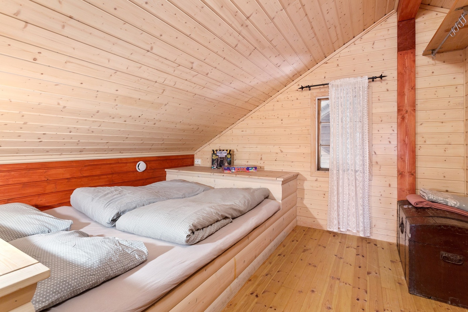 Innredet rom på loft som i dag er benyttet til soveplass. Galleribilde