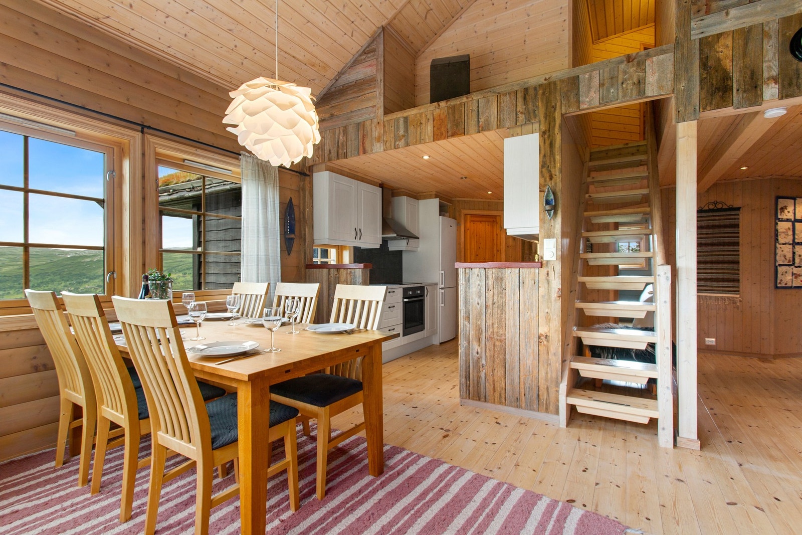 Spisestuen er tilknyttet kjøkkenet. Galleribilde