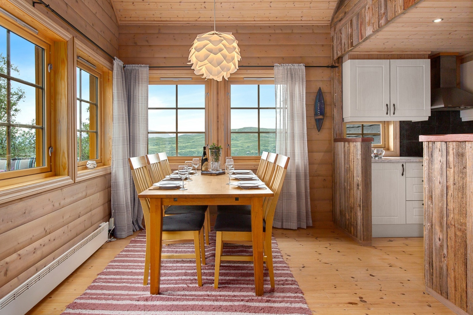 Spisestue og kjøkken. Galleribilde