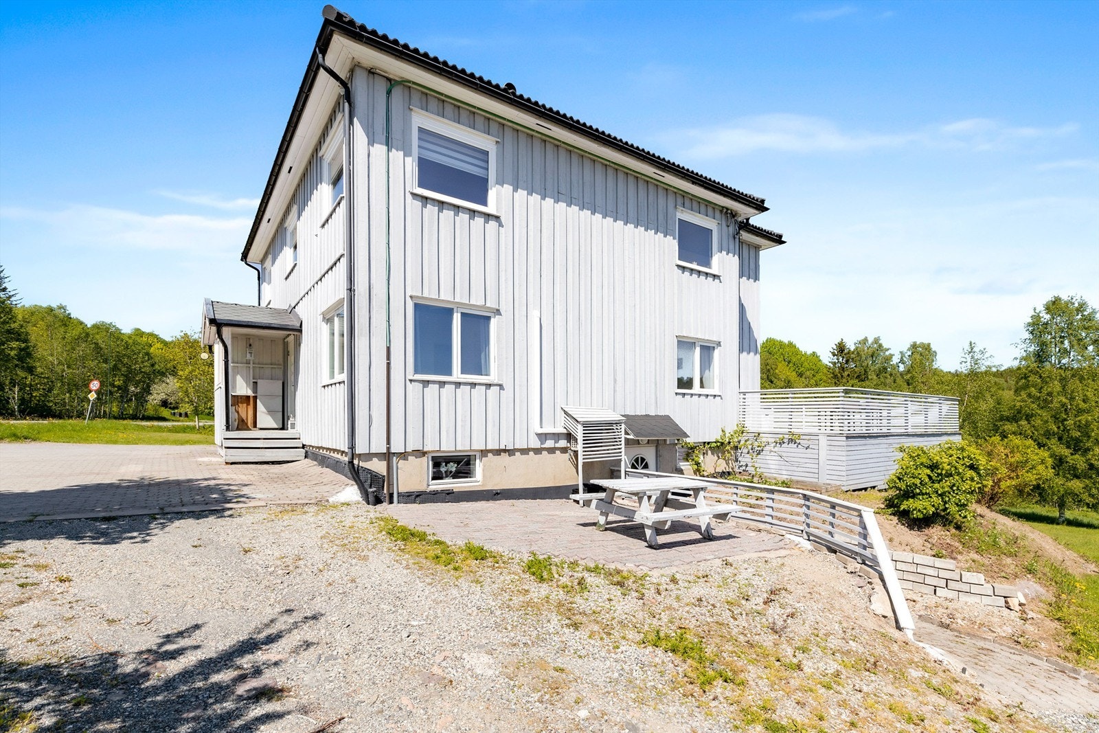 Egen inngangsparti på høyre side til underetasjen. Galleribilde