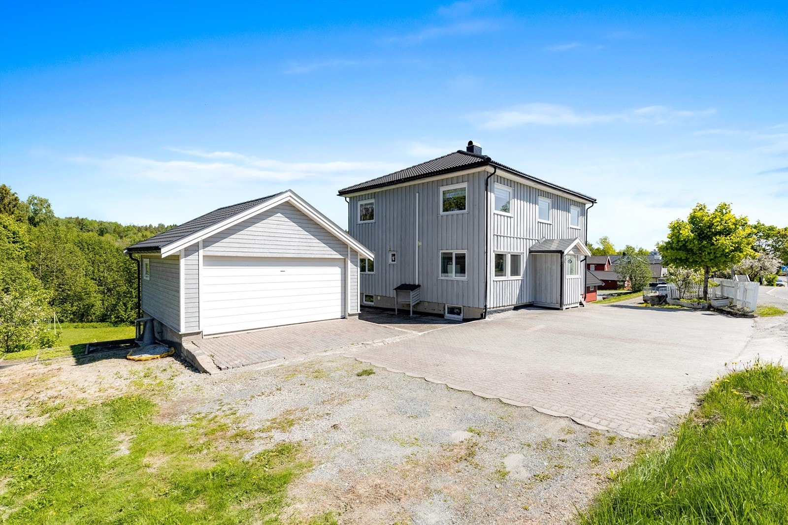 Dobbelgarasje på ca. 33 m². Godt med parkering på egen gårdsplass. Galleribilde