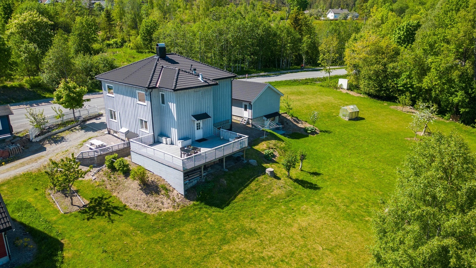 Solrik tomt hvor du har mulighet til å flytte deg med solen. Galleribilde