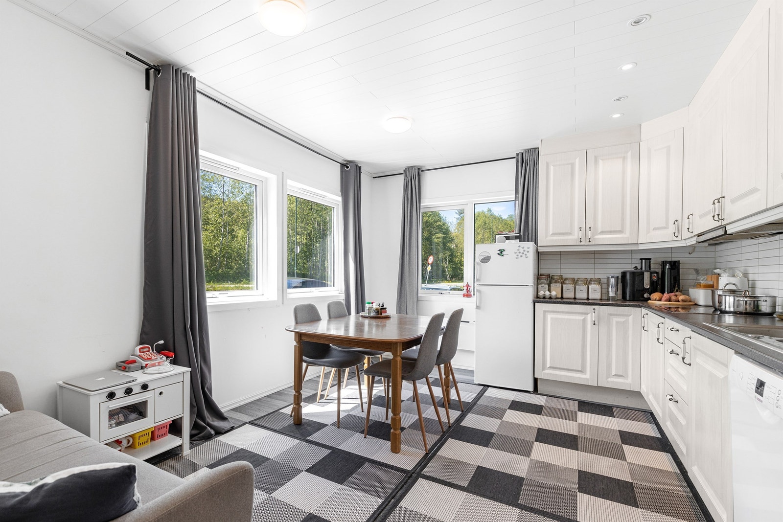 Lyst og romslig kjøkken. Galleribilde