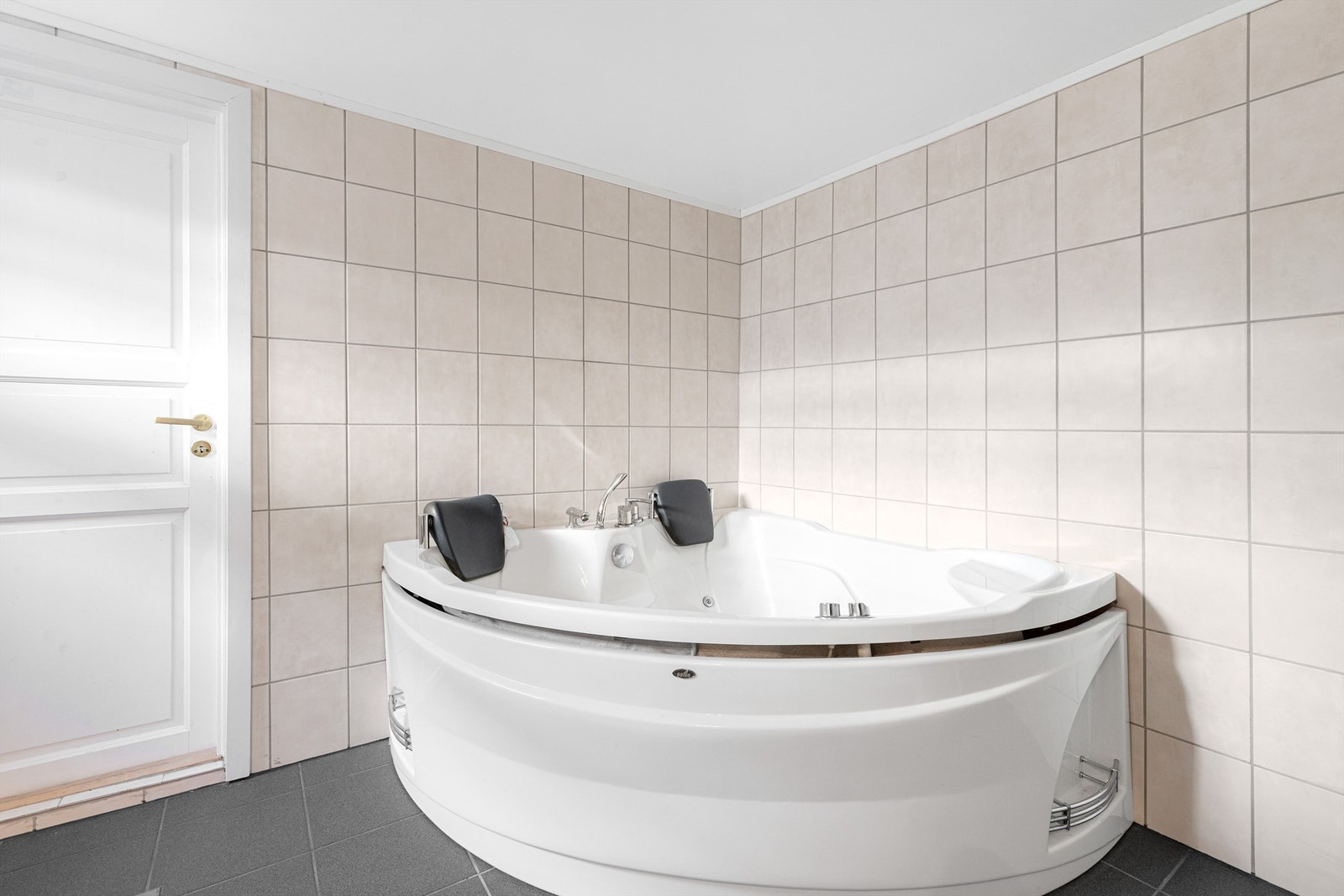 Baderom fra 2015 med flislagte vegger og gulv. Gulvvarme (ikke omsøkt/godkjent til varig opphold). Galleribilde