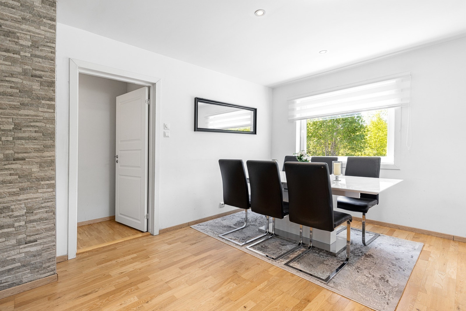 Stor stue med plass til større mediaseksjon og spiseområde. Galleribilde