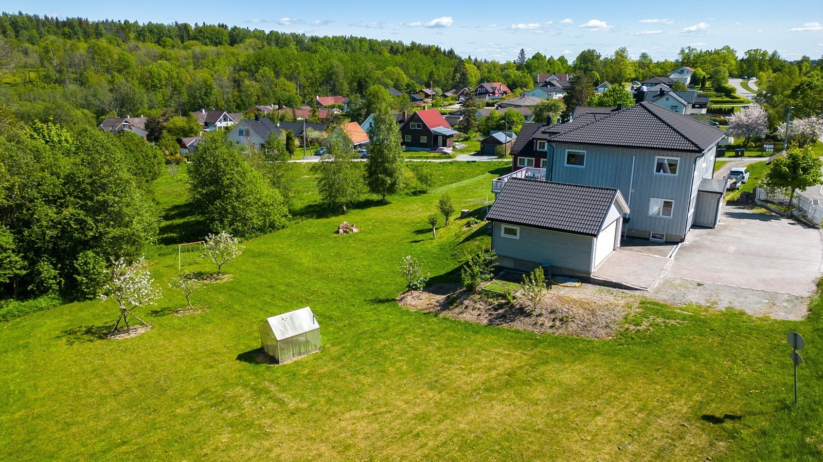 Velkommen til Heggedalsveien 230A/230B, presentert av Pojan Eskandari i Krogsveen. Galleribilde