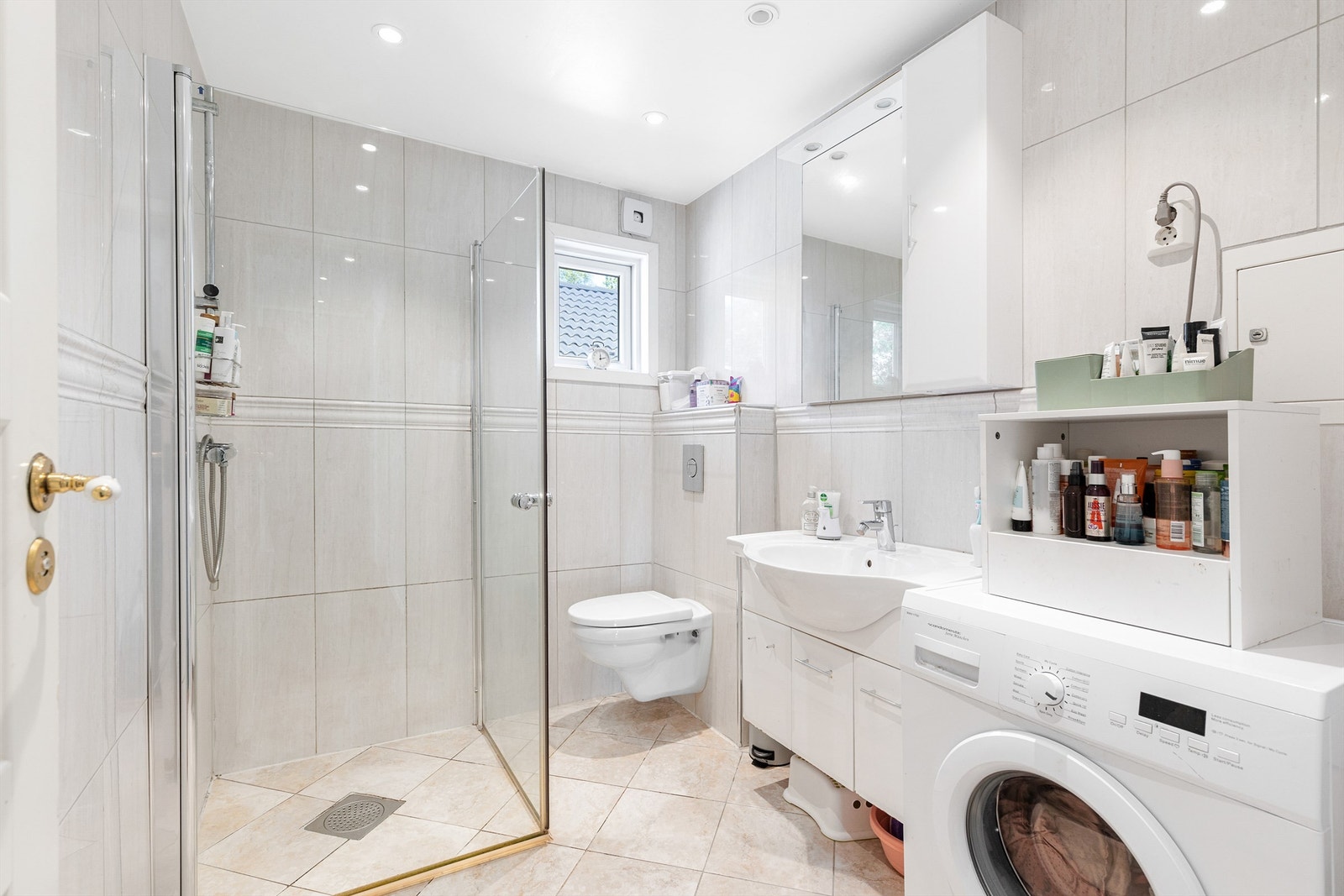 Baderom fra 2012 med flislagte vegger og gulv. Gulvvarme. Galleribilde