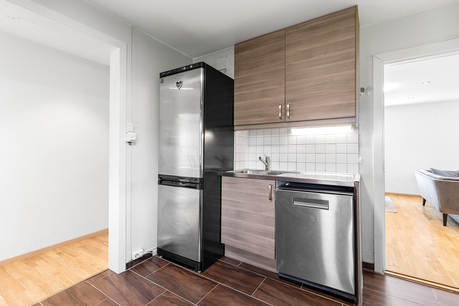 Kjøkkeninnredningen er i fra 2012 og består av glatte fronter fra 2018. Galleribilde