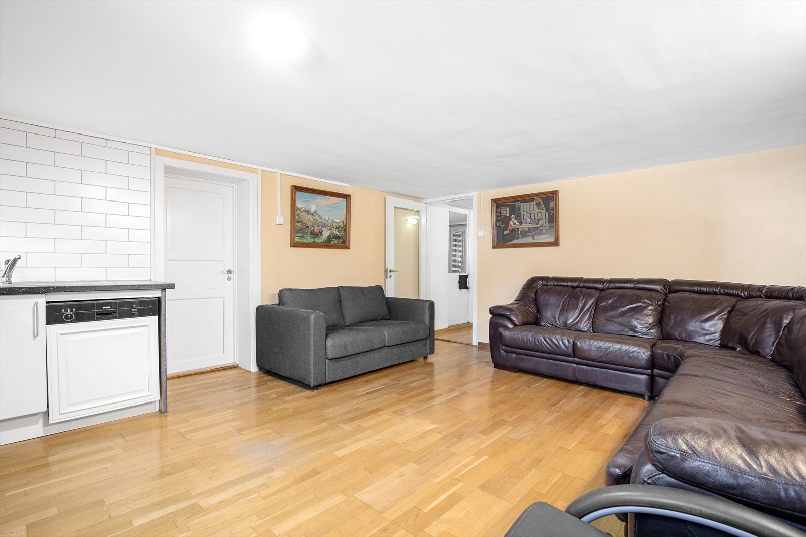 Stue i underetasje (ikke omsøkt/godkjent til varig opphold). Galleribilde