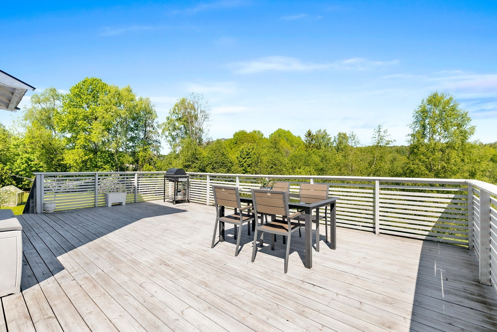 Stor terrasse med god plass til både sittegrupper, spisebord og loungemøbler. Galleribilde