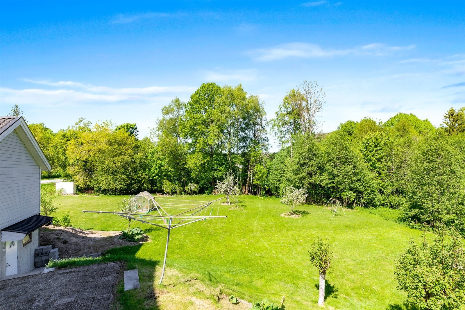 Plass til både frukttrær, blomsterbed og hyggelige sitteplasser i en velholdt og koselig hage. Galleribilde