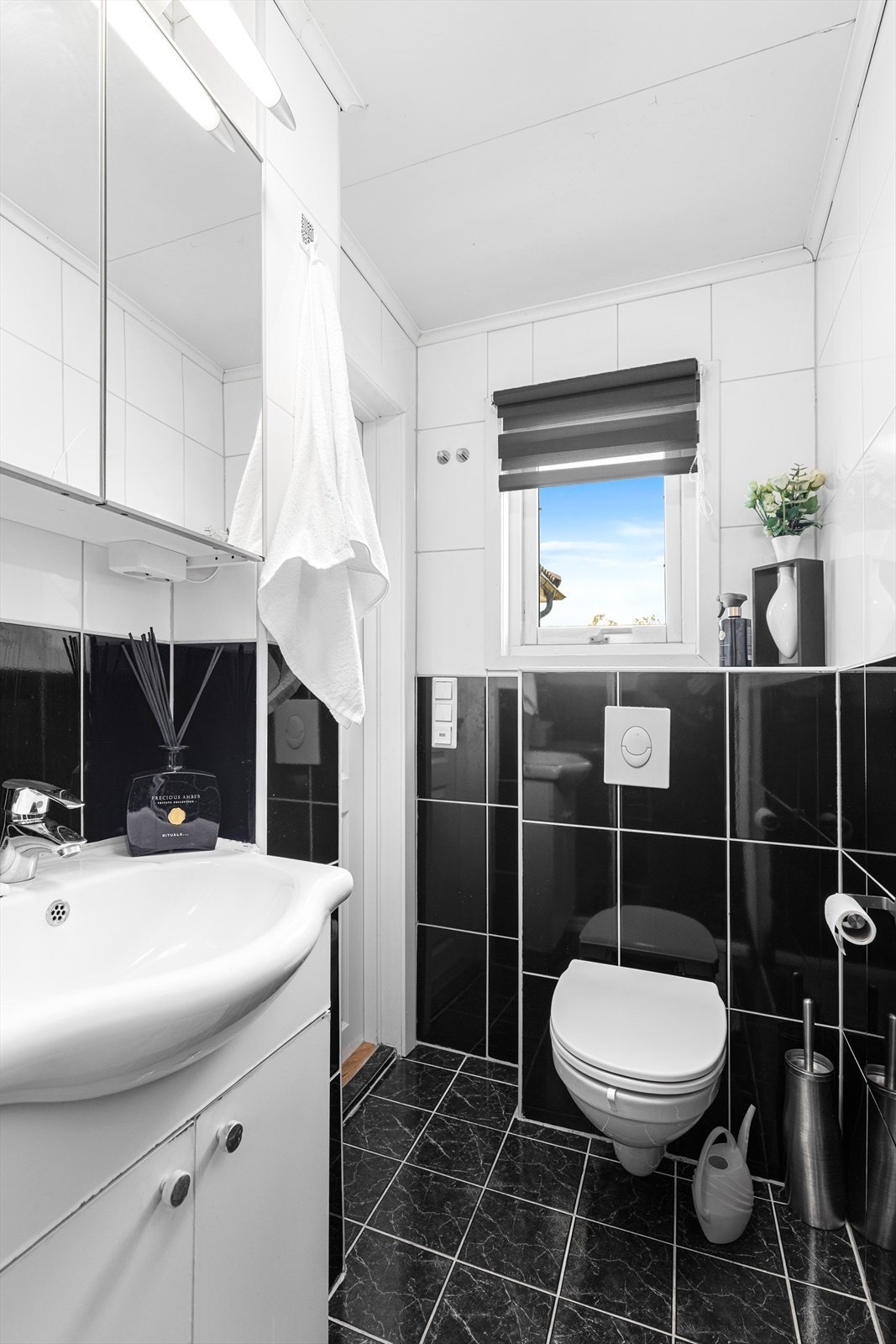 Baderom fra 2012 med flislagte vegger og gulv. Gulvvarme. Galleribilde