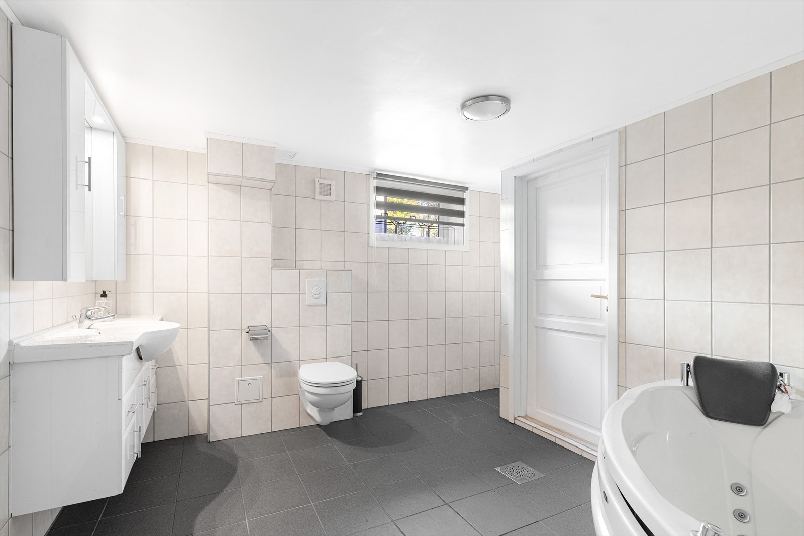 Rommet er innredet som baderom, men er ikke byggesøkt. Dermed ikke godkjent oppholdsrom. Galleribilde