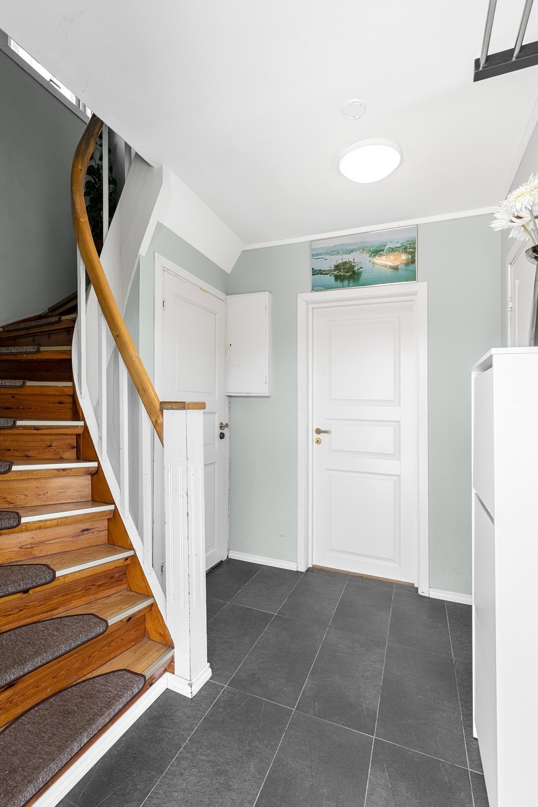 2. etg. har entré i 1. etg. I inngangspartiet er det tilknyttet toalettrom med servant og toalett. Galleribilde