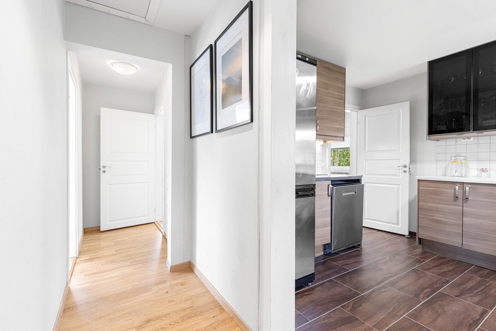 På kjøkkenet er det gulvflater med fliser samt med gulvvarme. Galleribilde