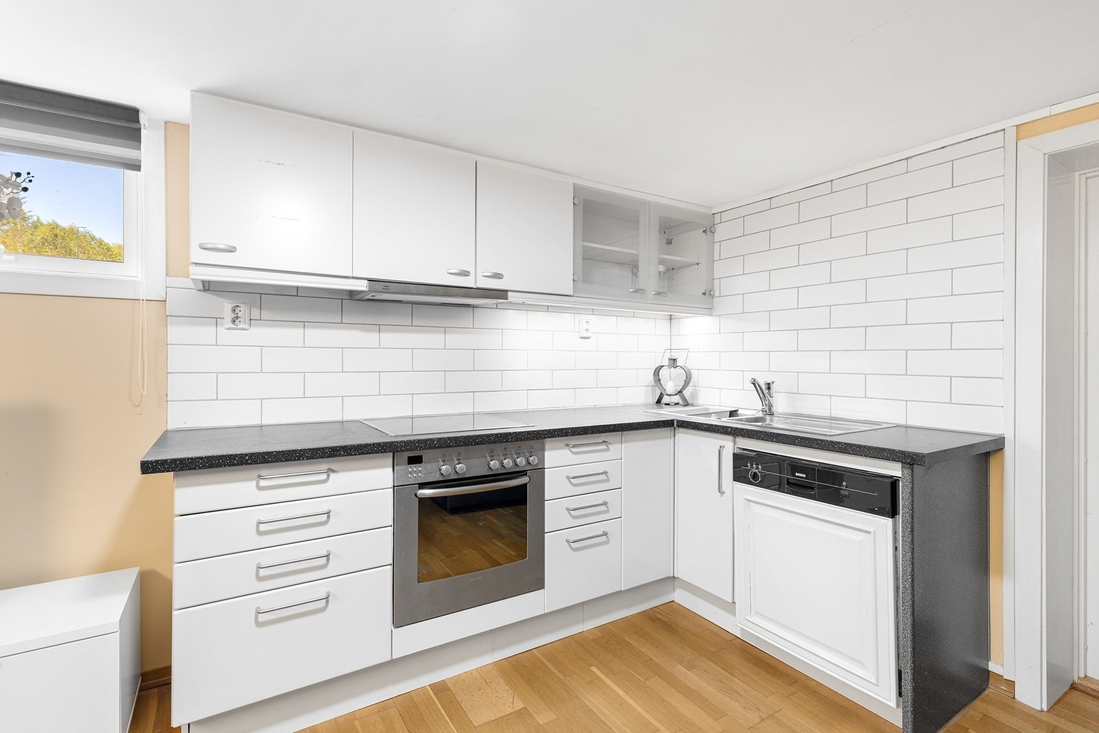 Kjøkken i underetasje (ikke omsøkt/godkjent til varig opphold). Galleribilde