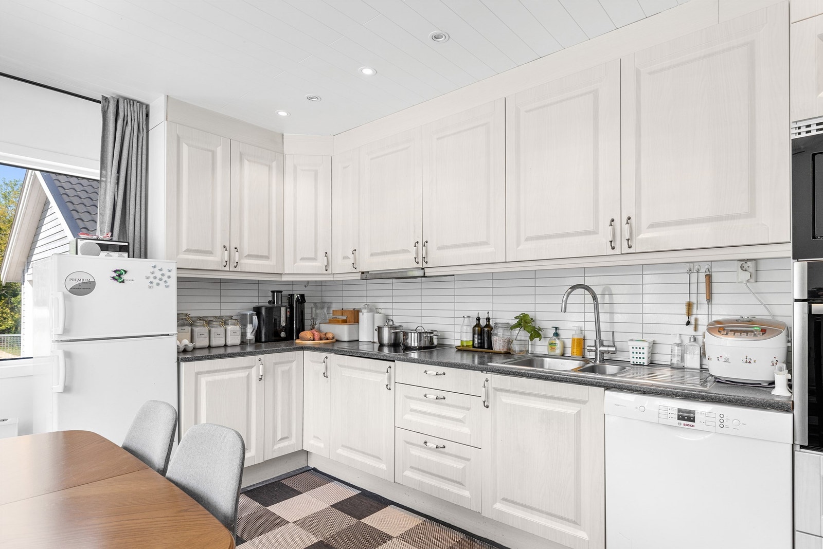 Godt utstyrt med skap- og benkeplass. Galleribilde