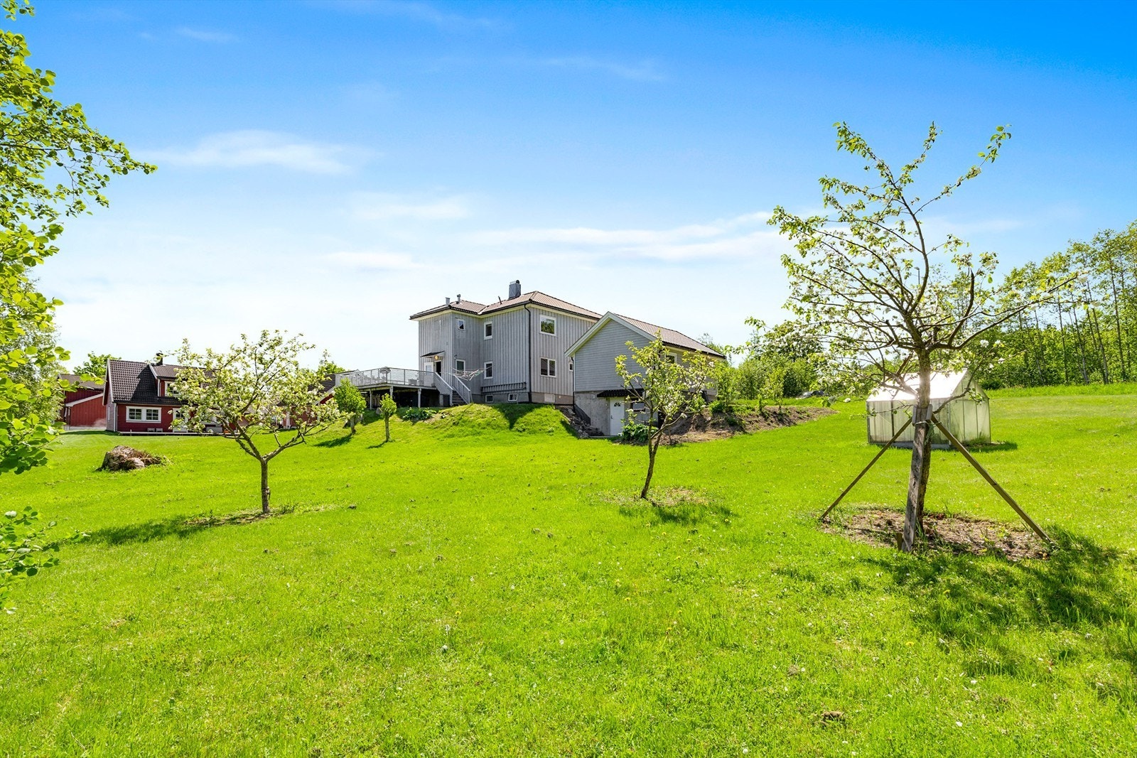 Dette er en hel horisontaldelt tomannsbolig med en stor og grønn tomt på ca. 2,5 mål. Galleribilde