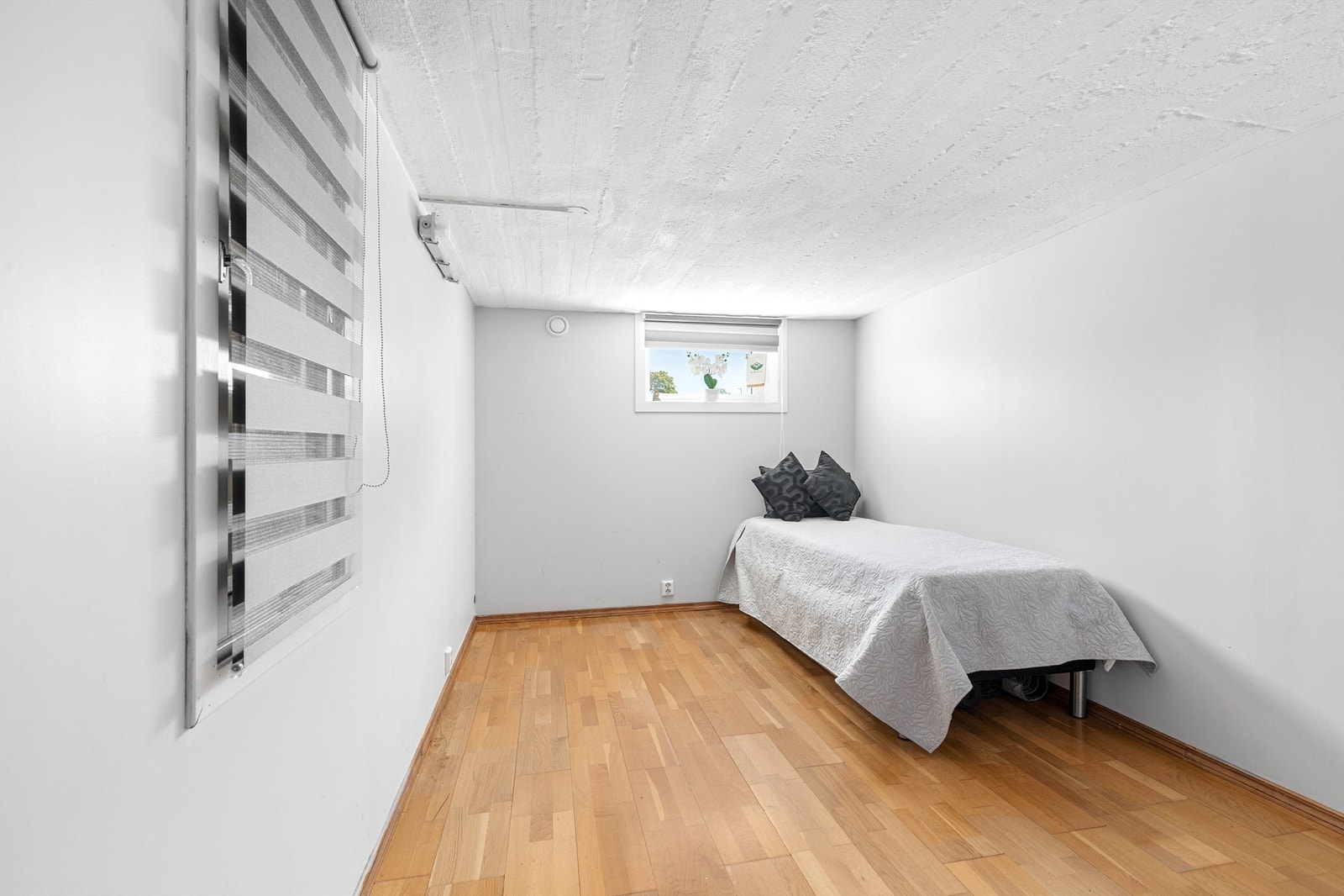 Rom innredet som soverom. Ikke byggesøkt, og dermed ikke godkjent oppholdsrom. Galleribilde