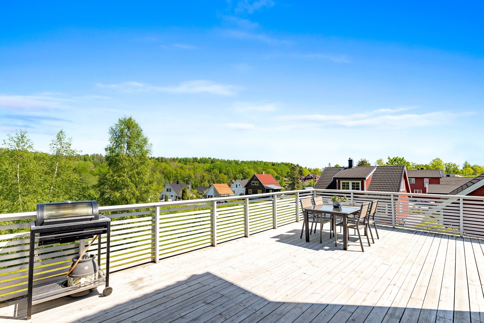 Flott terrasse på 46 m² i forbindelse med inngangsparti. Galleribilde