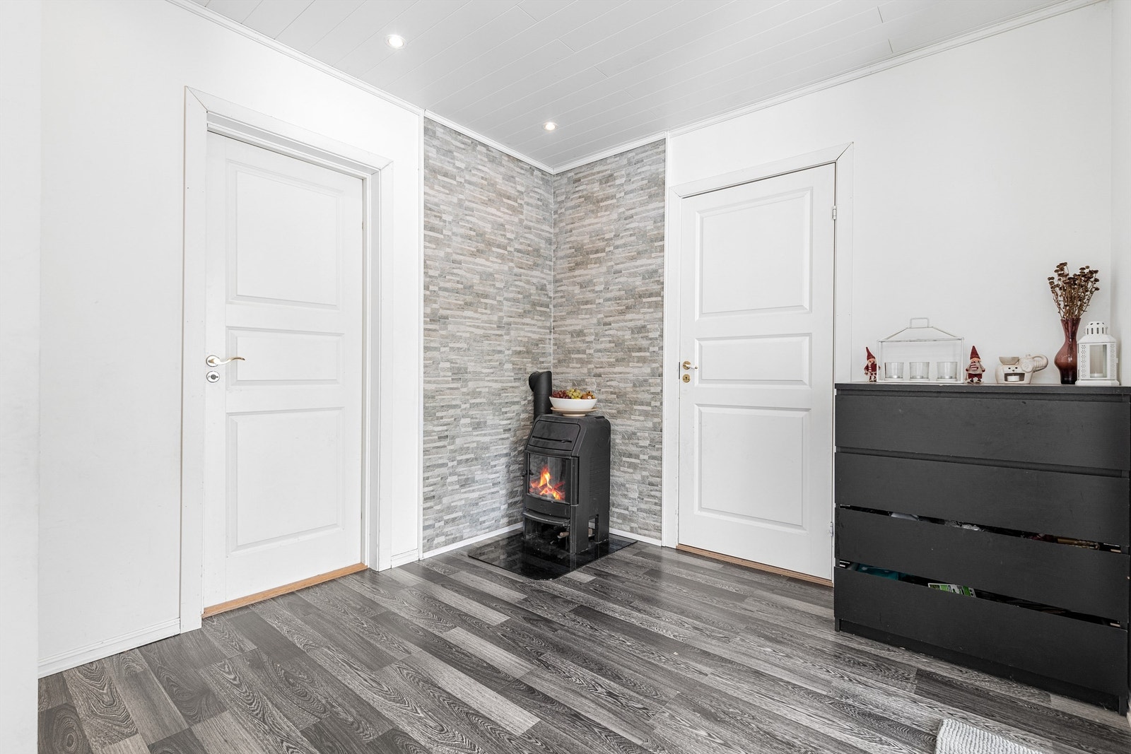 I hallen er det en peisovn som varmer godt på kjøligere dager. Galleribilde