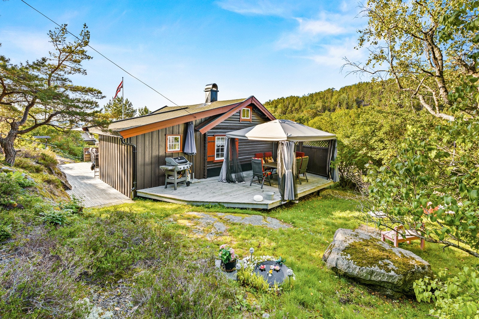 Usjenert terrasse og hageflekk. Galleribilde