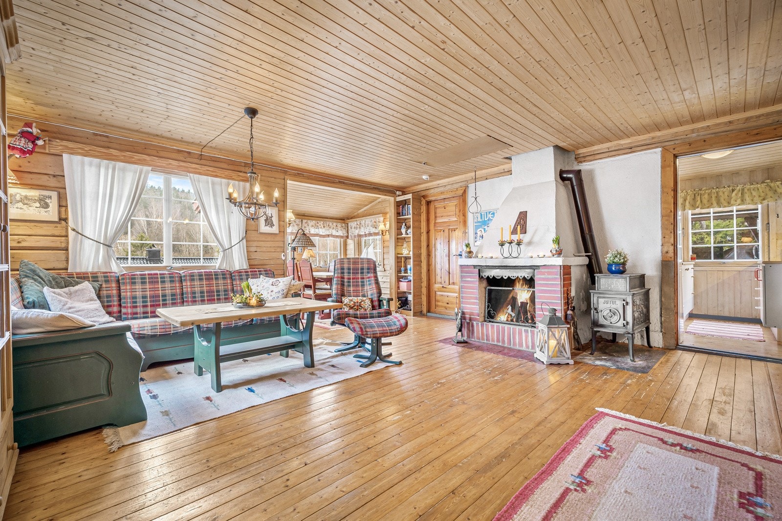 Innbydende stue med ulike soner og plass til spisebord. Galleribilde