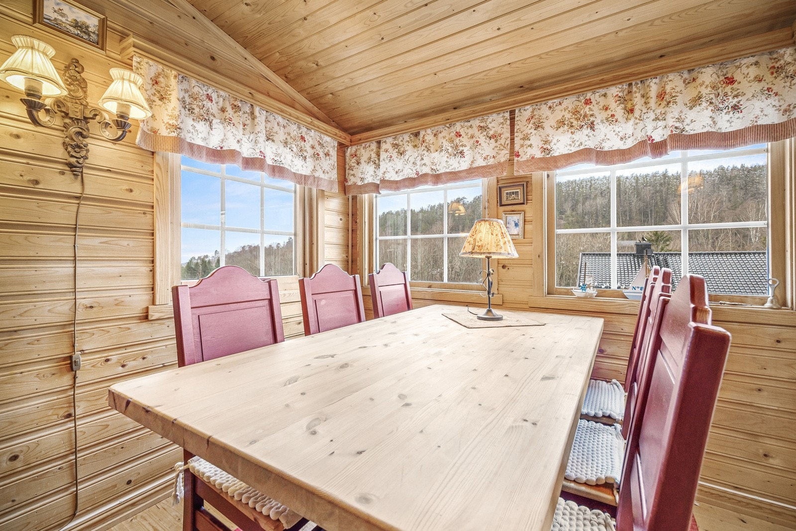 Fra spiseplassen er det sjøgløtt. Galleribilde